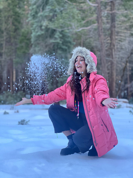 Adaptive Maternity Jackets for Stylish Winter Travel, Pregnancy Comfort, and Postpartum Warmth