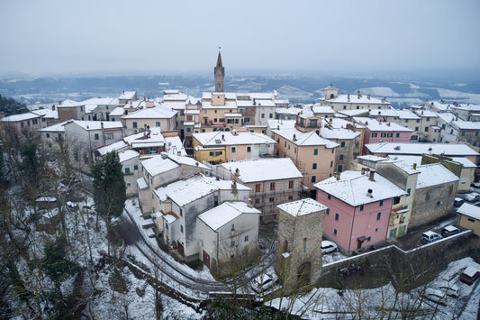 Photo by mark soetebier of a small village in tuscany during winter
